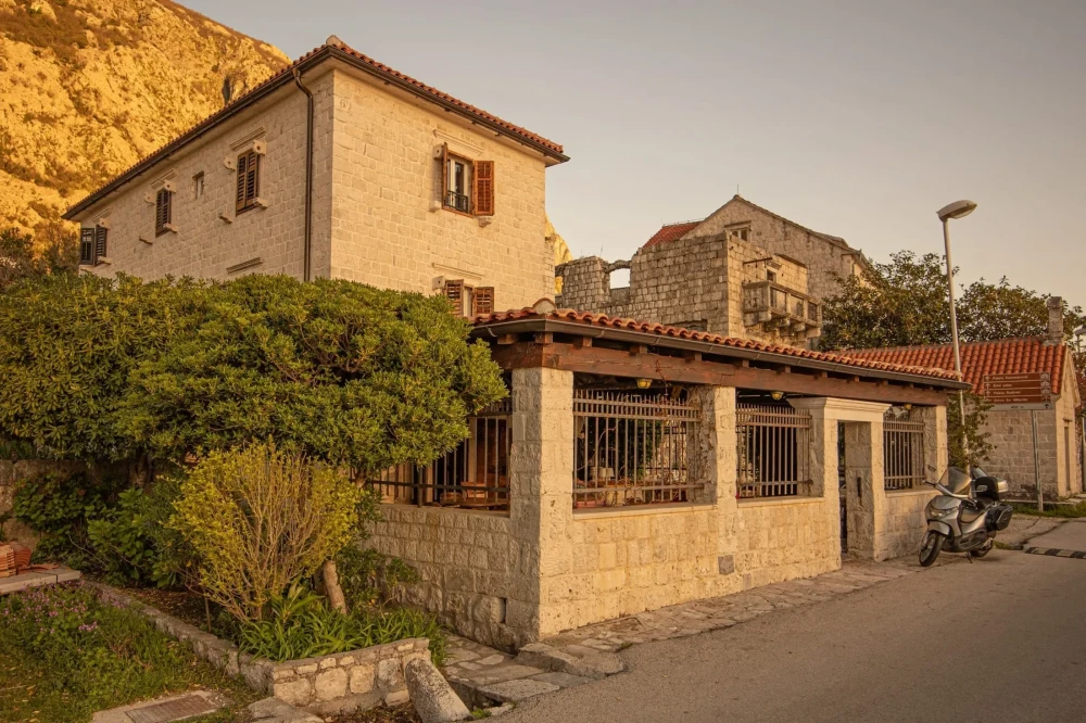 Beautiful Villa Right Next to the Sea with Stunning Coastal Views
