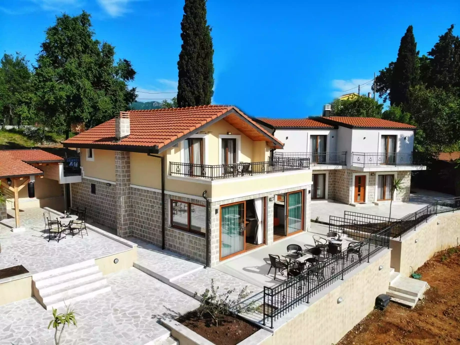 Villa Gardenia 1 sa zajedničkim bazenom i kosarkaskim terenom